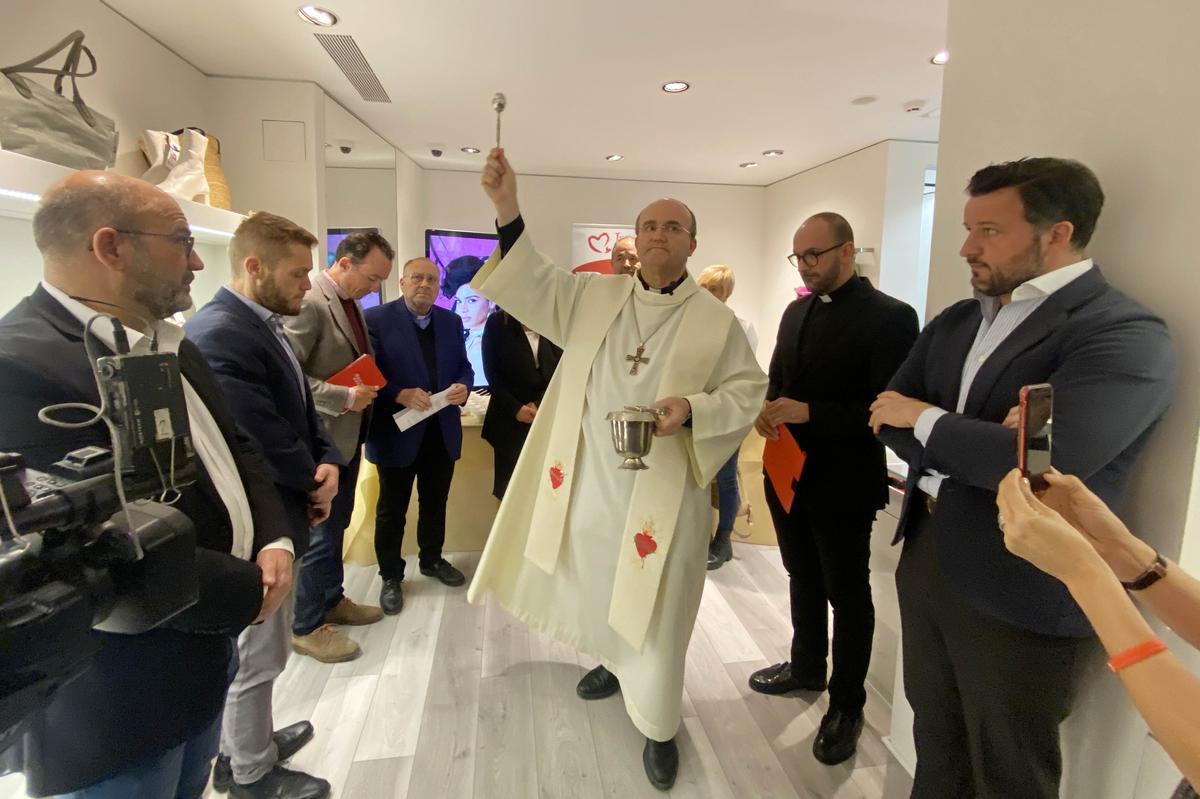 El obispo, José Ignacio Munilla, bendice la nueva tienda del centro de Elche de Cáritas