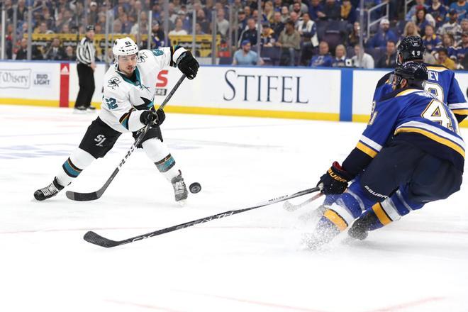 Kevin Labanc # 62 de los San Jose Sharks dispara el disco contra Robert Bortuzzo # 41 de St. Louis Blues durante el tercer período en el Sexto Juego de las Finales de la Conferencia Oeste durante las Eliminatorias de la Copa Stanley de la NHL 2019 e