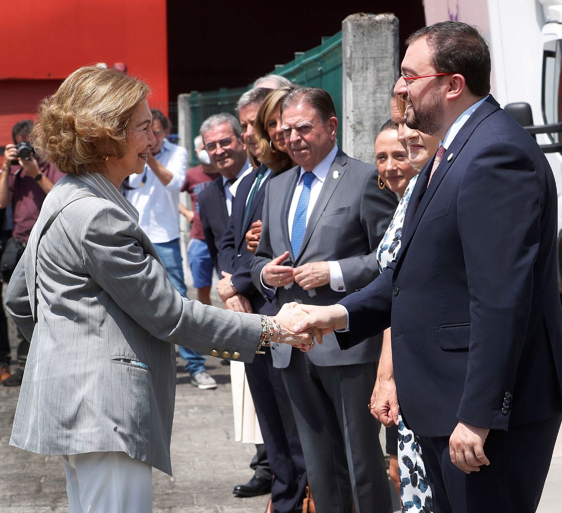 En imágenes: La reina Sofía visita el Banco de Alimentos de Asturias