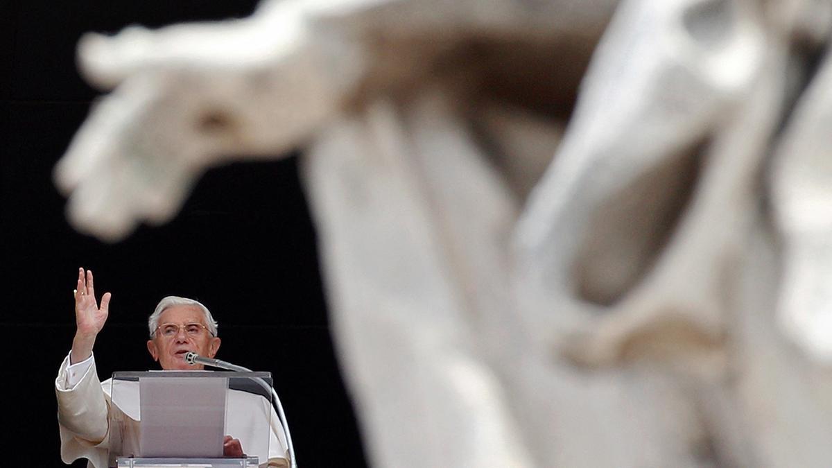 El papa Benedicto XVI impartiendo la bendición en el Vaticano, en 2012.