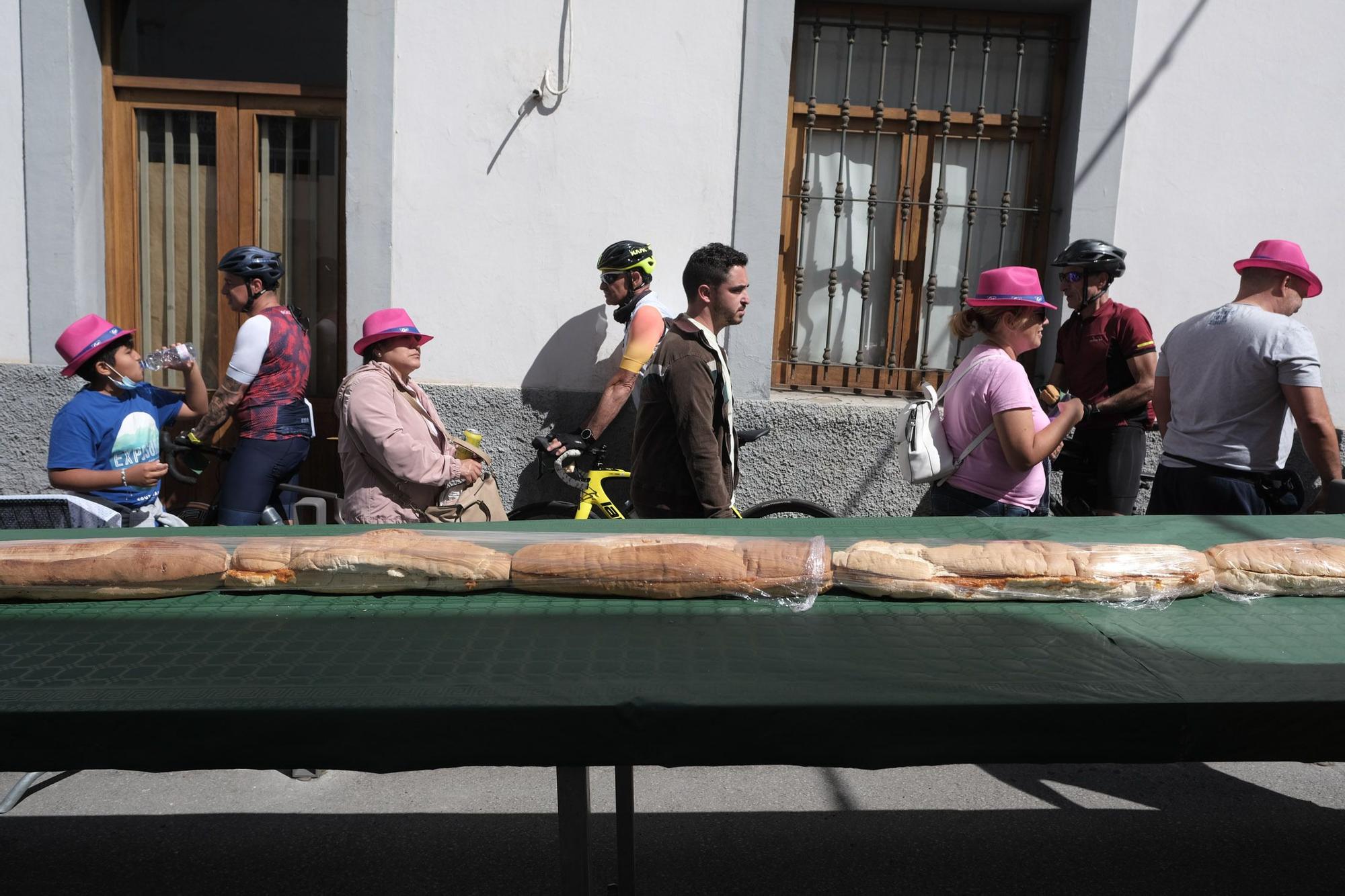 Teror elabora el bocadillo de chorizo más largo de su historia