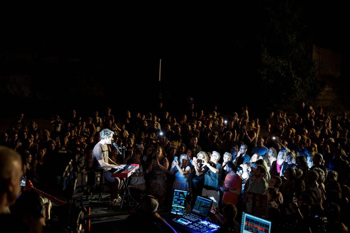Ambient i concert de Joan Dausà al Palau Firal de Manresa en el festival Camins