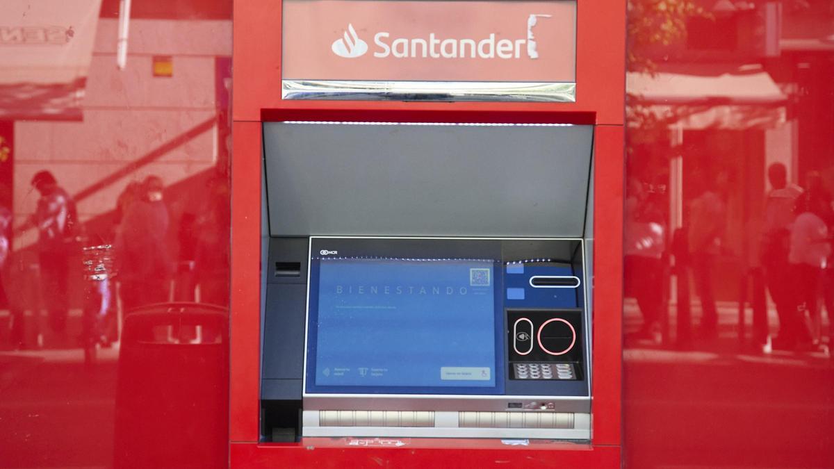 Archivo - Un cajero en una oficina del Banco Santander, a 29 de septiembre de 2024, en Madrid (España)