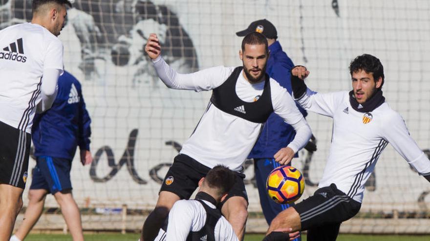 Mario Suárez y Parejo disputan un balón en el rondo, ayer.