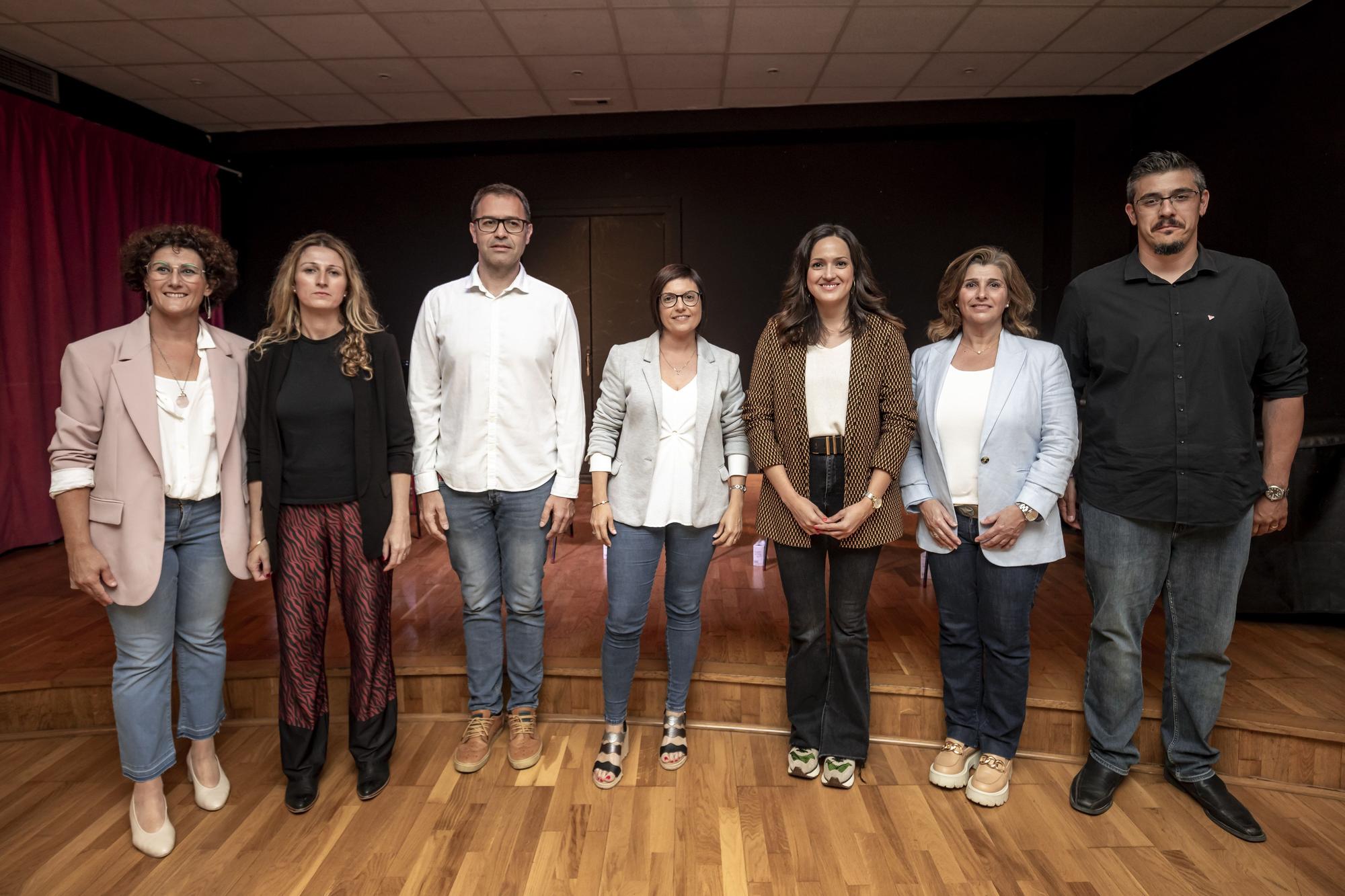 Los candidatos a la alcaldía de Manacor con la moderadora del debate, Rosa Ferriol, antes de empezar el acto.