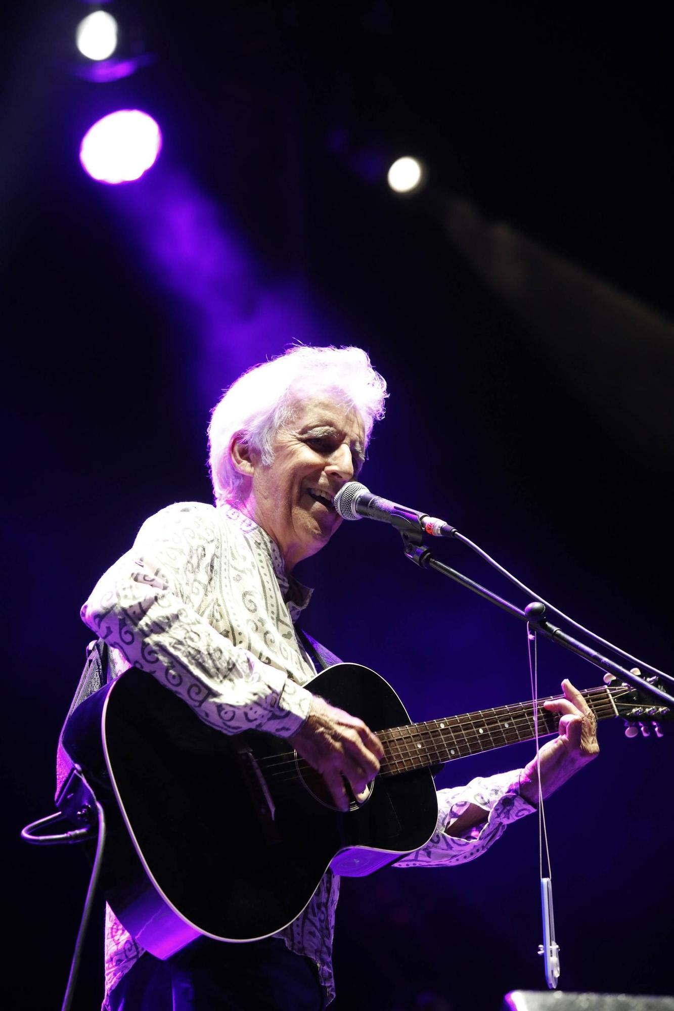 El concierto de Kiko Veneno en la playa de Poniente, en imágenes