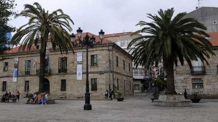 La Praza do Concello, con la palmera afectada a la izquierda.