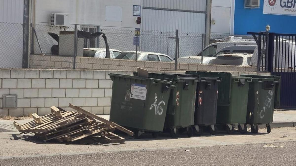 Contenedores de basura municipales, en el polígono El Nevero.