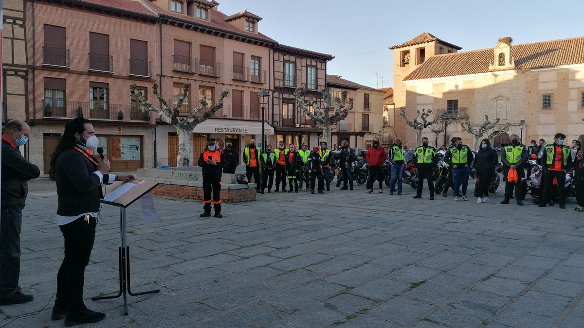 Joseba Revidiego, junto al concejal José Luis Martín, se dirige a los aficionados a las motos