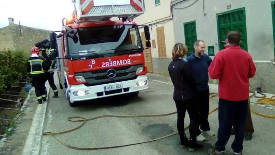 Una anciana, atendida tras un incendio que ha arrasado parte de su casa en Llubí