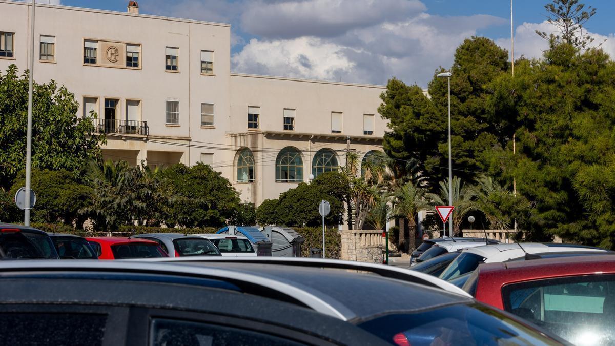 Aparcamiento ante el Conservatorio cerrado para poner barracones