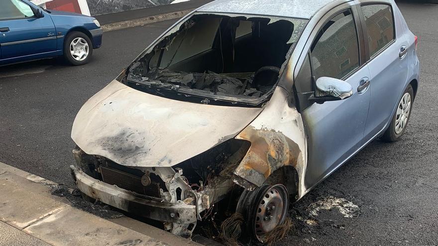 Arde en Tenerife el coche usado para robar por dos delincuentes