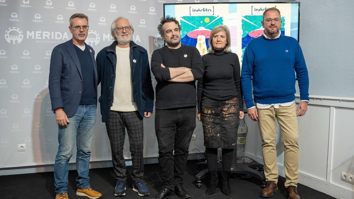 Foto de familia en el consistorio de la capital extremeña.