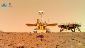Una cámara inalámbrica captura al mismo tiempo al módulo de aterrizaje y al rover Tianwen-1 de China en la superficie de Marte.