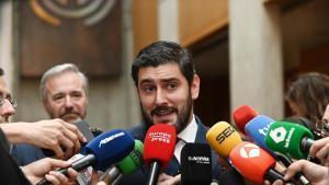 El líder de VOX en Aragón, Alejandro Nolasco, ofrece declaraciones a los medios tras un pacto con Vox, a 22 de abril de 2026, en Zaragoza, Aragón (España). El Partido Popular y Vox han cerrado hoy un pacto de gobierno en Aragón para investir presidente de