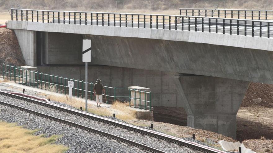 Vía de ferrocarril convencional y del AVE a la altura de Coreses.