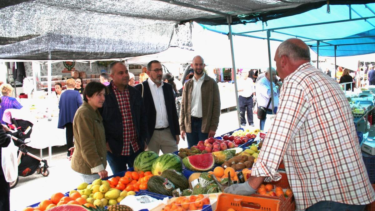 María Dolores Chumillas, Miguel Ángel Clemente, José Luis Ruiz y José Ángel Ponce, charlaban con el dueño del puesto de frutas y verduras El Colorín, este jueves.