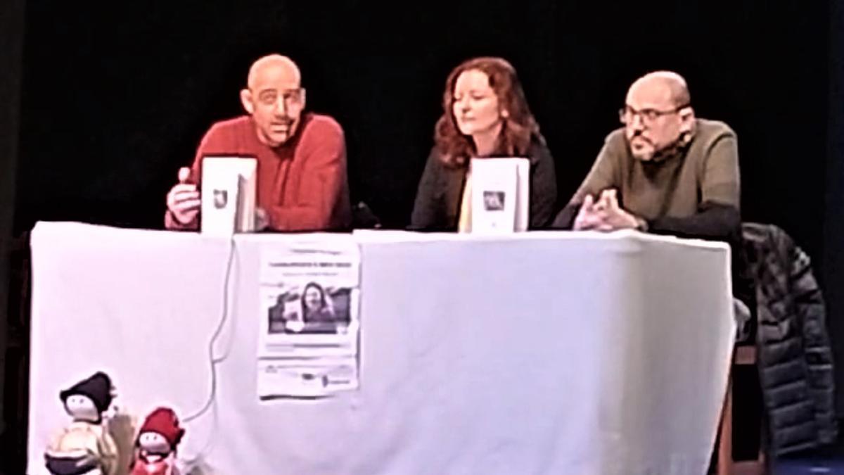 Guadalupe Vázquez, no centro, con Iván Pequeño, esquerda, e Alfonso Mouzo na presentación
