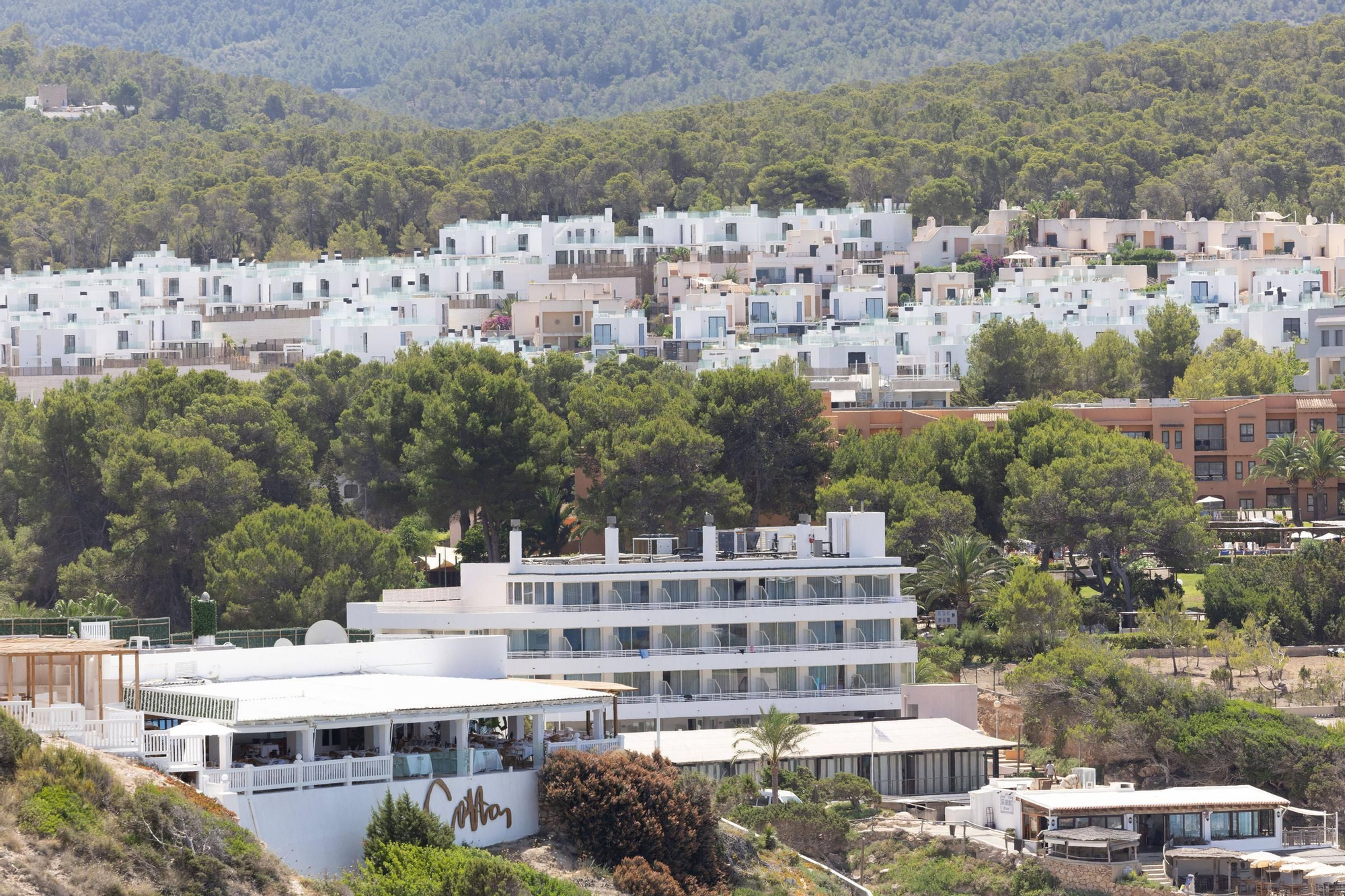Aquí están todas las fotos de la instalación de bombas para evitar manchas de microalgas en Cala Tarida
