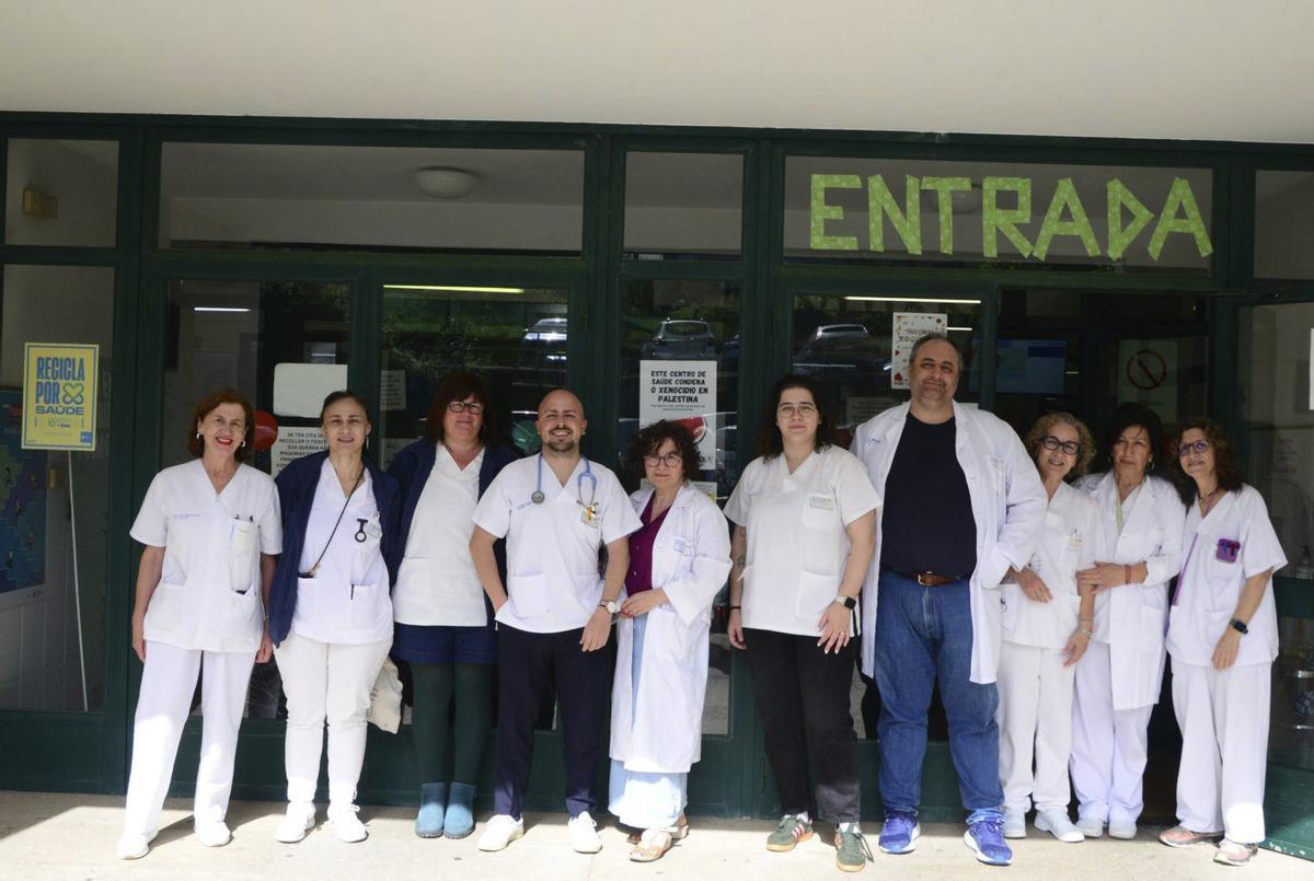 Parte del personal facultativo y de enfermería del centro de salud de Bueu.