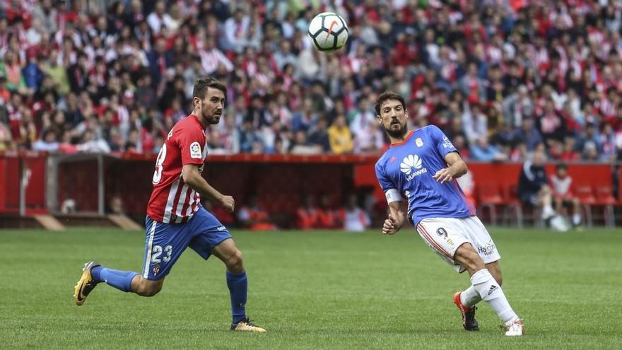 Moi Gómez y Toché en el encuentro entre el Sporting y el Real Oviedo del pasado septiembre