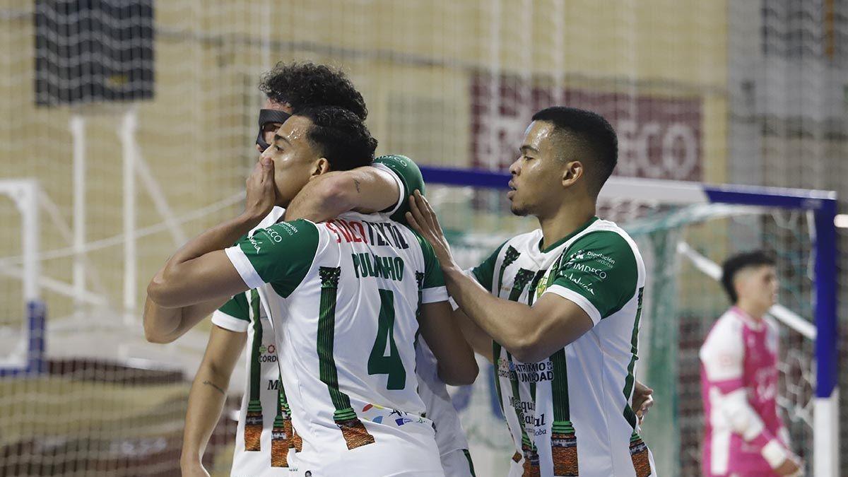 Los futbolistas del Córdoba Futsal celebran uno de sus goles ante el Manzanares en Copa.