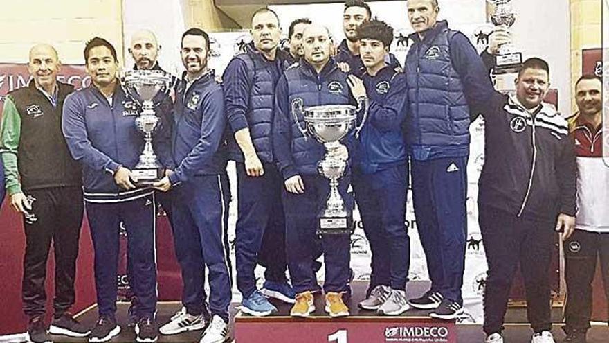 Los técnicos de Balears, en el podio con la medalla de plata.