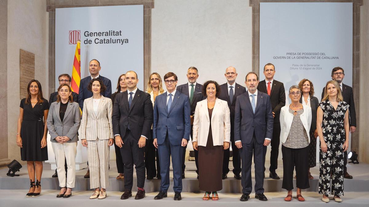 Foto de familia del nuevo Govern de la Generalitat, presidido por Salvador Illa