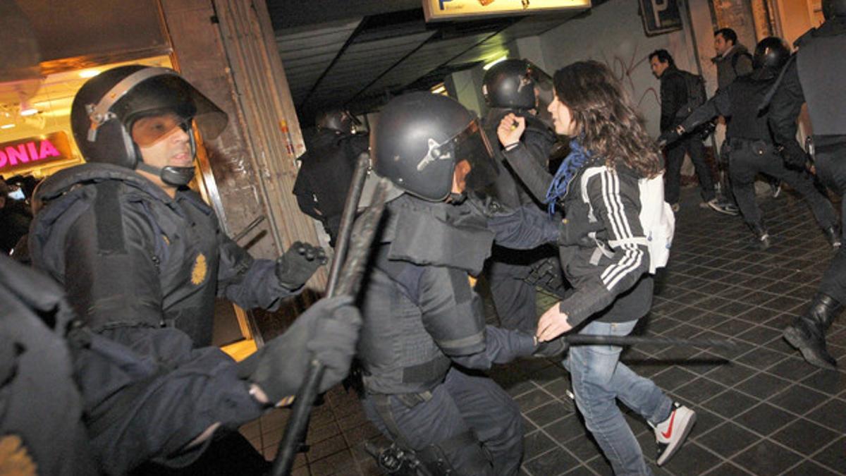 Los antidisturbios cargan contra los estudiantes en el entorno del Instituto Lluís Vives de Valencia.