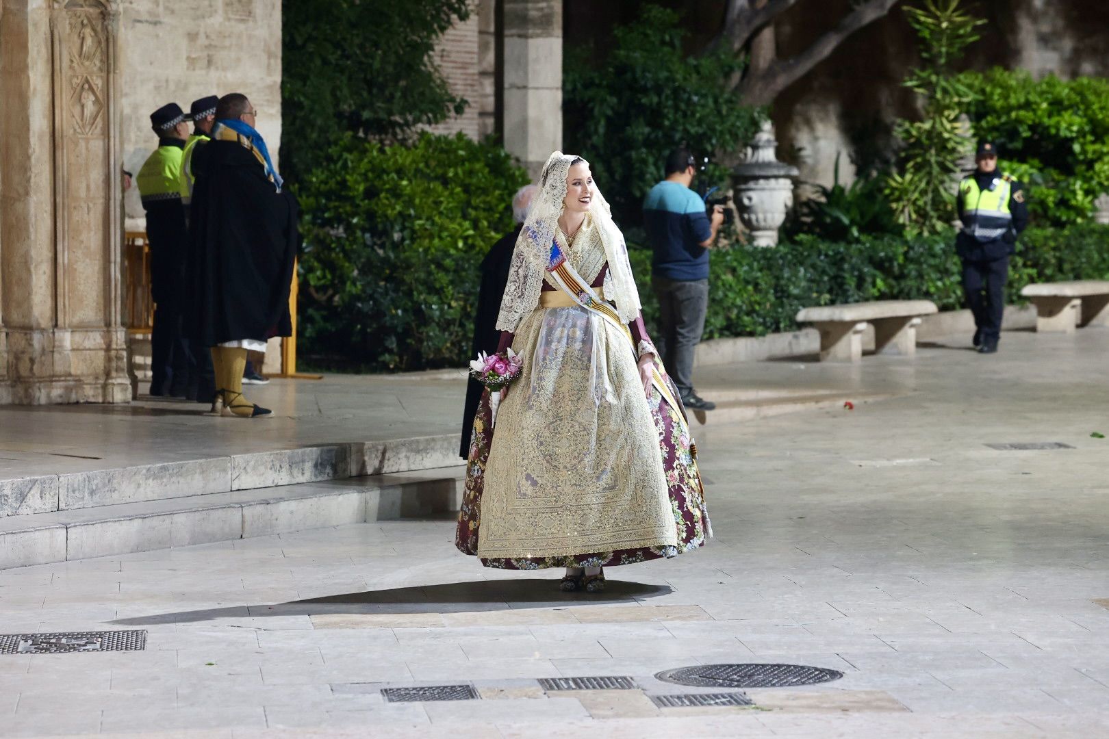 Laura Mengó y su corte coronan la ofrenda a la Virgen