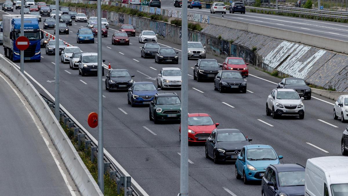 Decenas de vehículos atascados en la carretera A6.