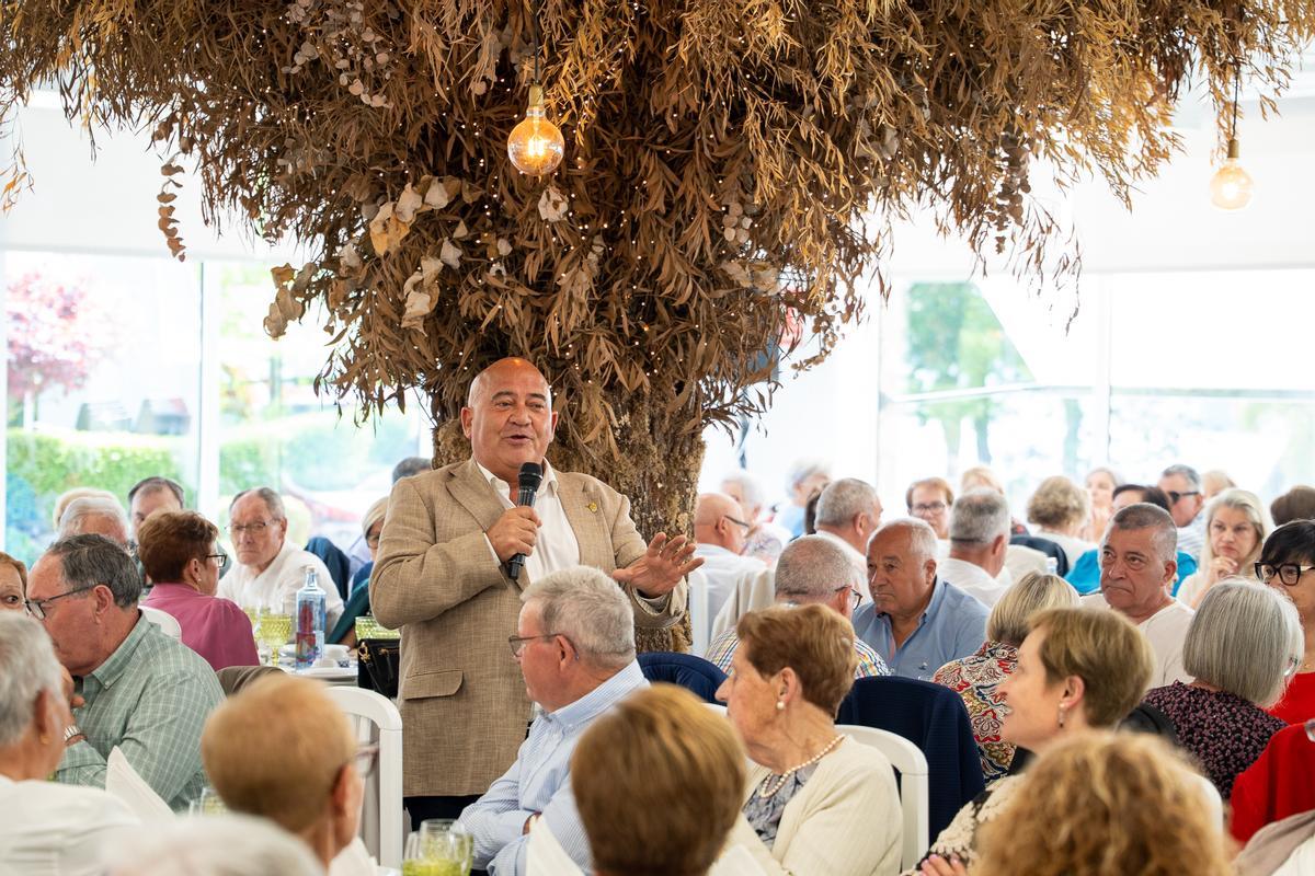 El alcalde de Abegondo con asistentes a la Festa da Terceira Idade.