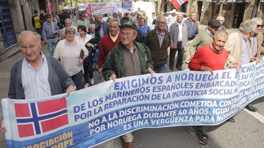 Los marineros de Long Hope en una manifestación en Santiago, el pasado año. // X. Álvarez