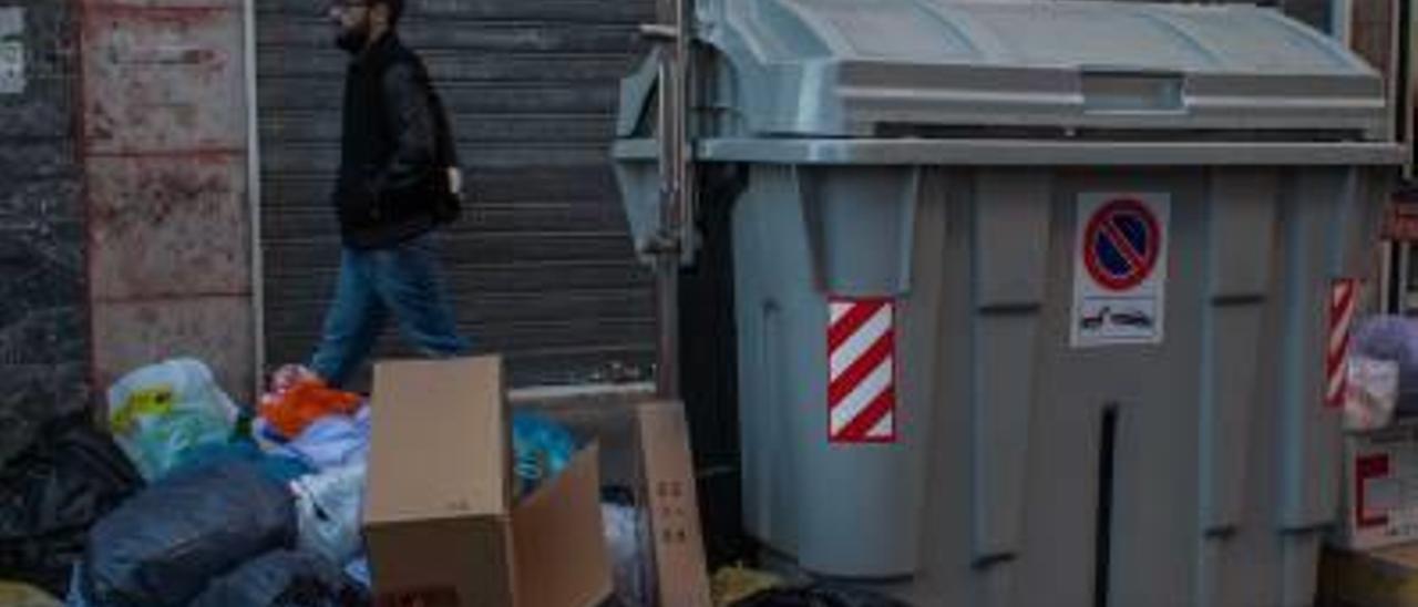 El tripartito sanciona a Urbaser con 11.000 euros por dejar basura en la calle en Navidad