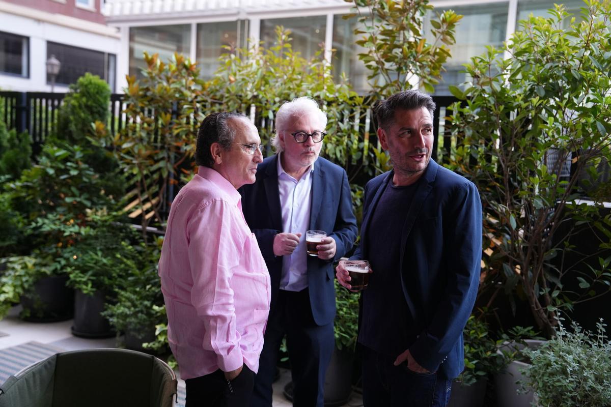Javier Moll, presidente de Prensa Ibérica; Álex Sàlmon, director del suplemento ‘abril’, y el periodista y escritor, Carlos del Amor