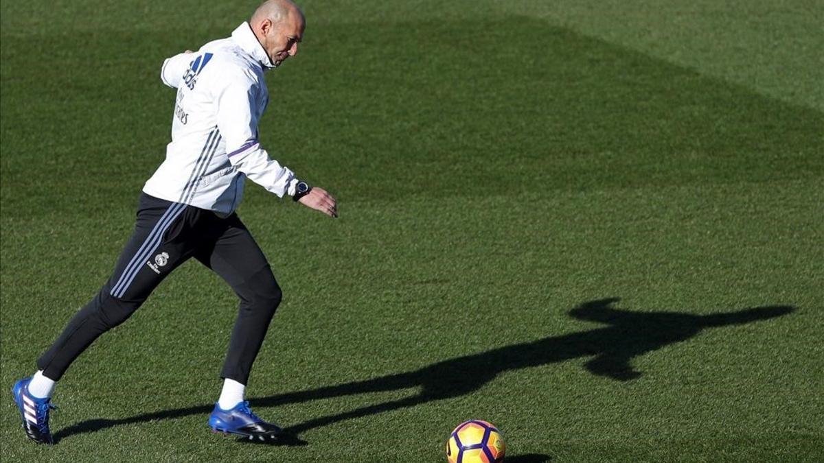 Zinedine Zidane, durante el entrenamiento de este sábado en la ciudad deportiva de Valdebebas