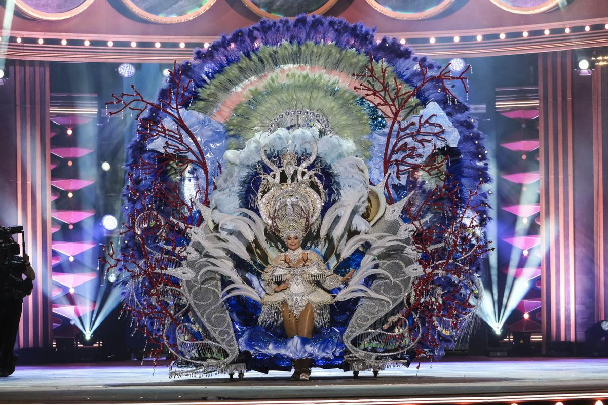 Yaiza Desirée Caracena Almeida, con el respaldo de Logitrans Canarias y Carrozas José Halcón, muestra una fantasía de Aythami Rodríguez y Omar Rodríguez: «Lágrima de cristal»