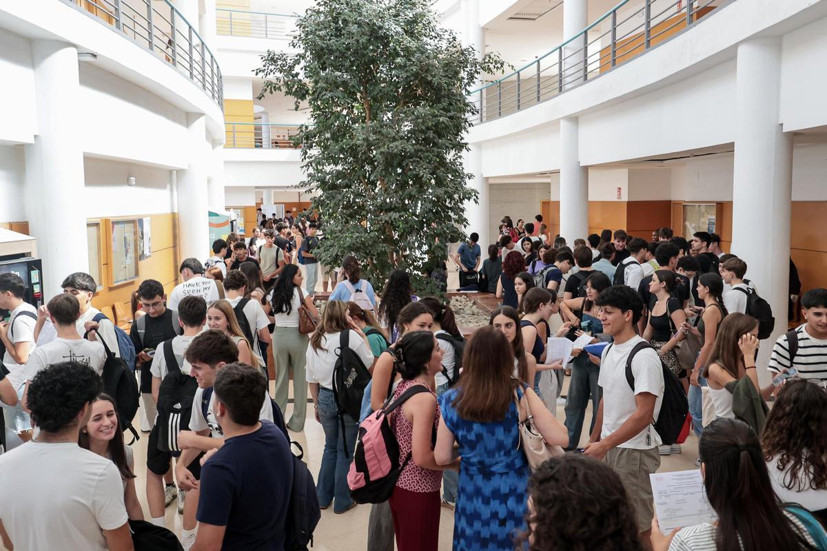 Alumnos, durante la Selectividad en Alicante