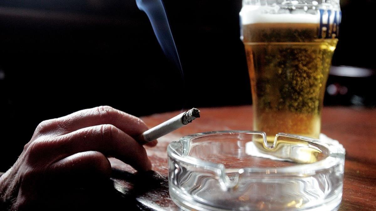 zentauroepp3557542 a smoker enjoys a cigarette at the duke of york pub in belfa190807202846