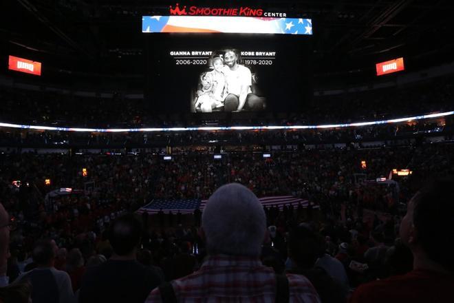 Minuto de silencio guardado antes de disputarse el partido de los New Orleans Pelicans y los Boston Celtics en el Smoothie King Center en Nueva Orleans, Louisiana.