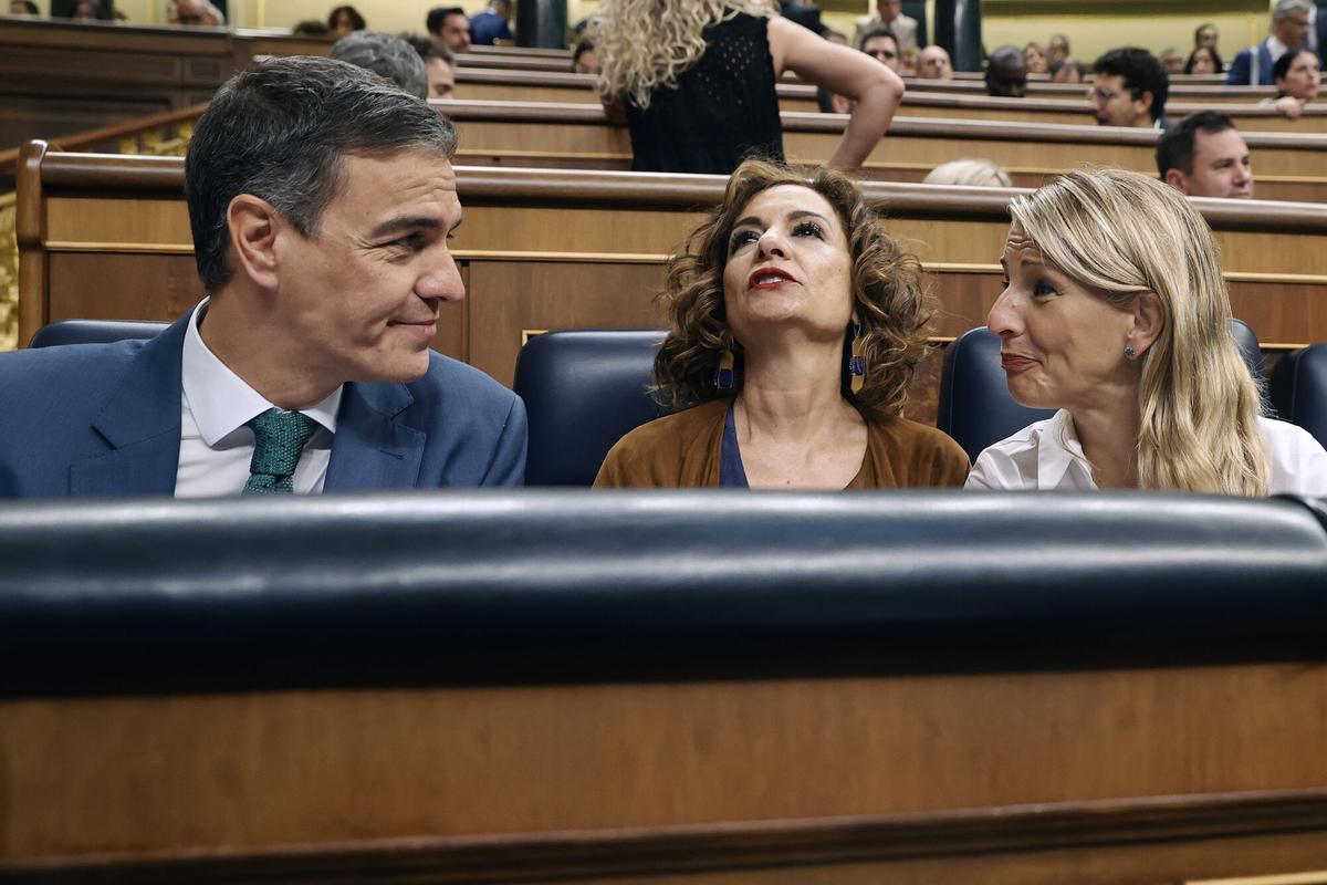 El presidente del Gobierno, Pedro Sánchez, junto a las vicepresidentas María Jesús Montero y Yolanda Díaz.