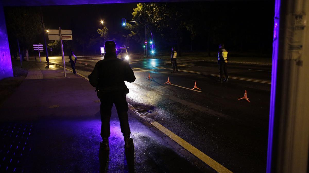 Agentes en un control nocturno en Avilés, en una imagen de archivo.