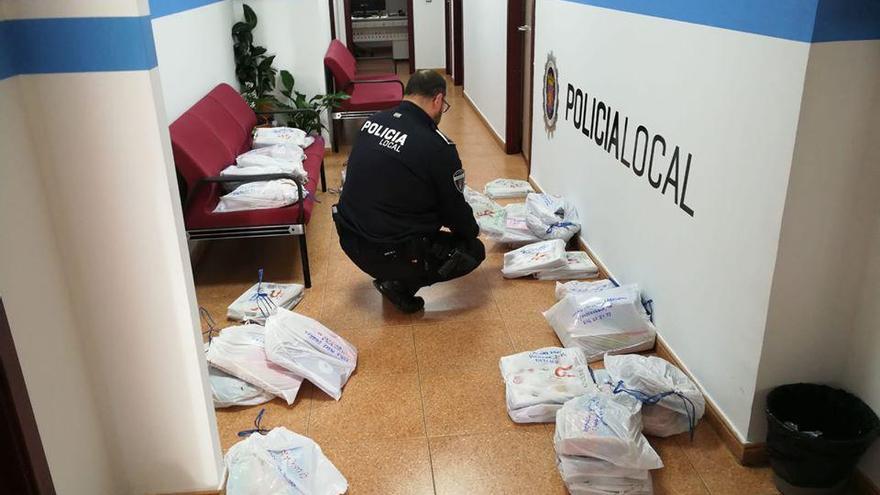 La policía de Coria reparte libros de texto a 46 familias del Sagrado Corazón