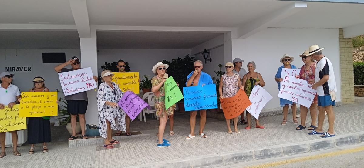 Algunas de las pancartas que se pudieron ver el sábado en el edificio Miraver