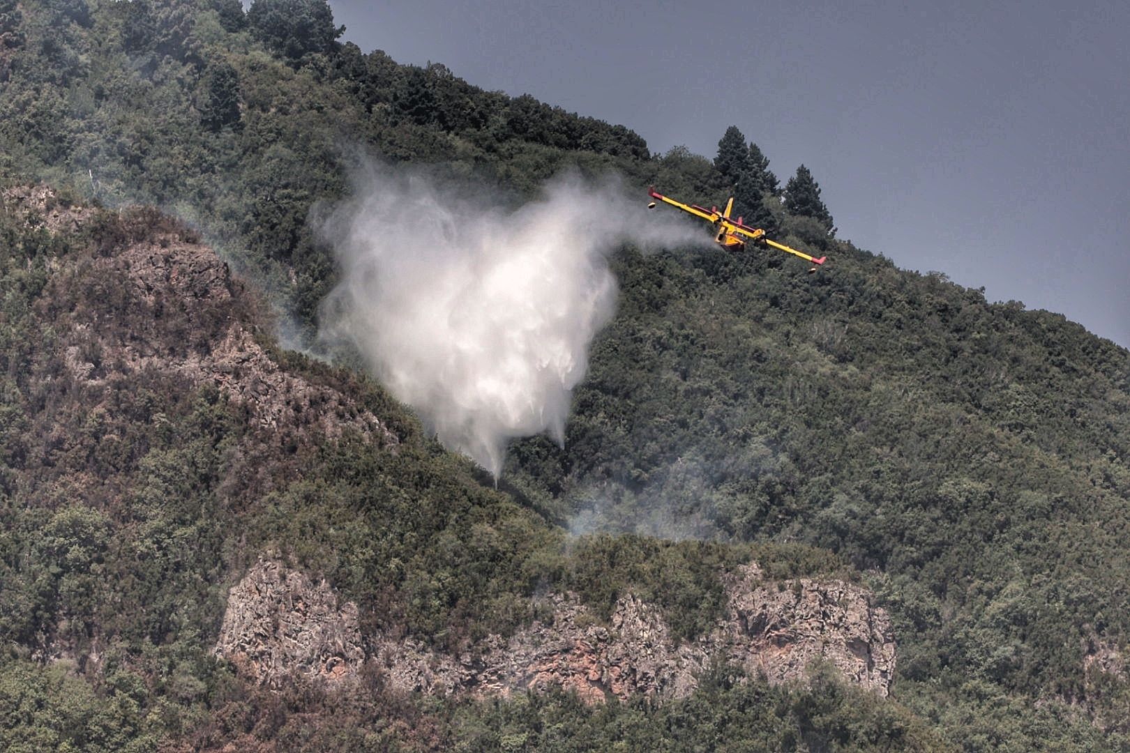 Siguen las tareas de extinción del incendio de Tenerife