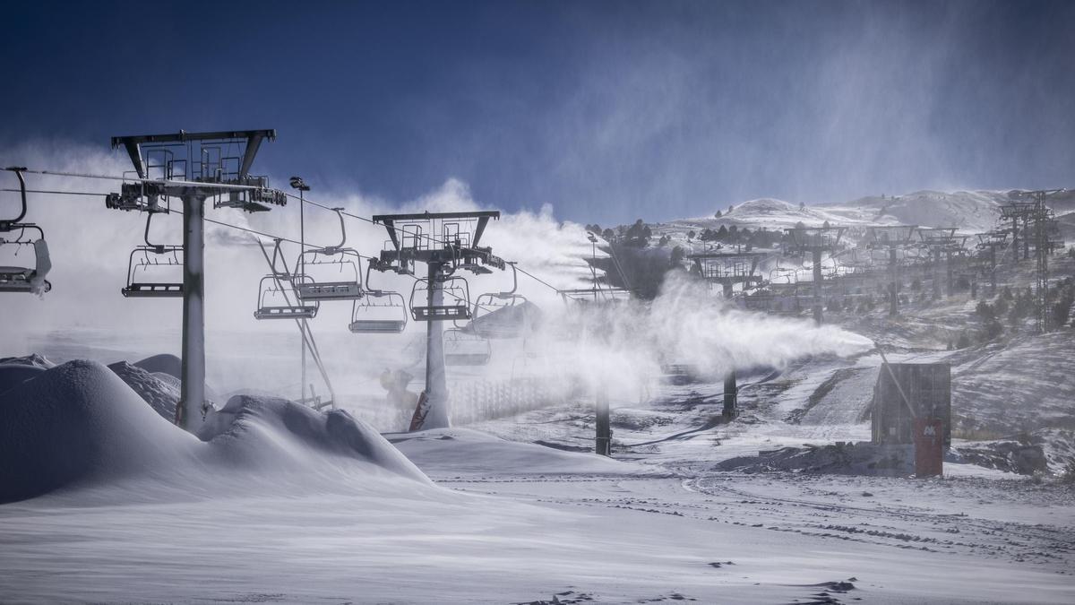 La estación de esquí de Formigal, la principal de Aramón, en los días previos a la apertura de la temporada.