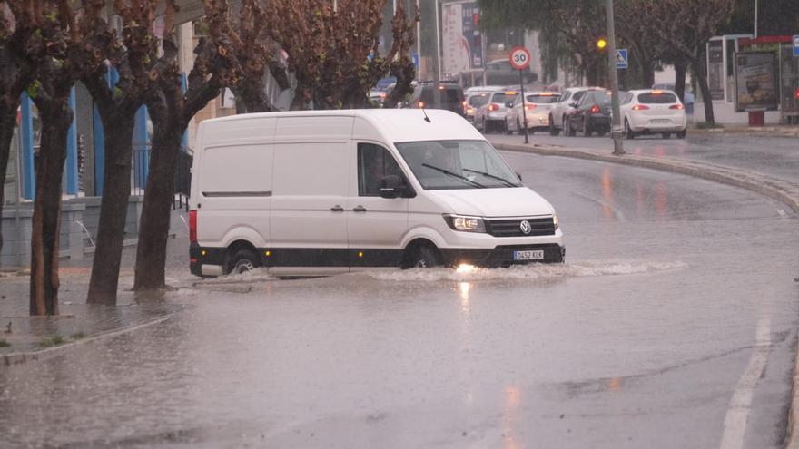 La intensa lluvia causa problemas en el acceso a Elda desde la A-31 y corta el tráfico en la avenida Reina Sofía de Petrer