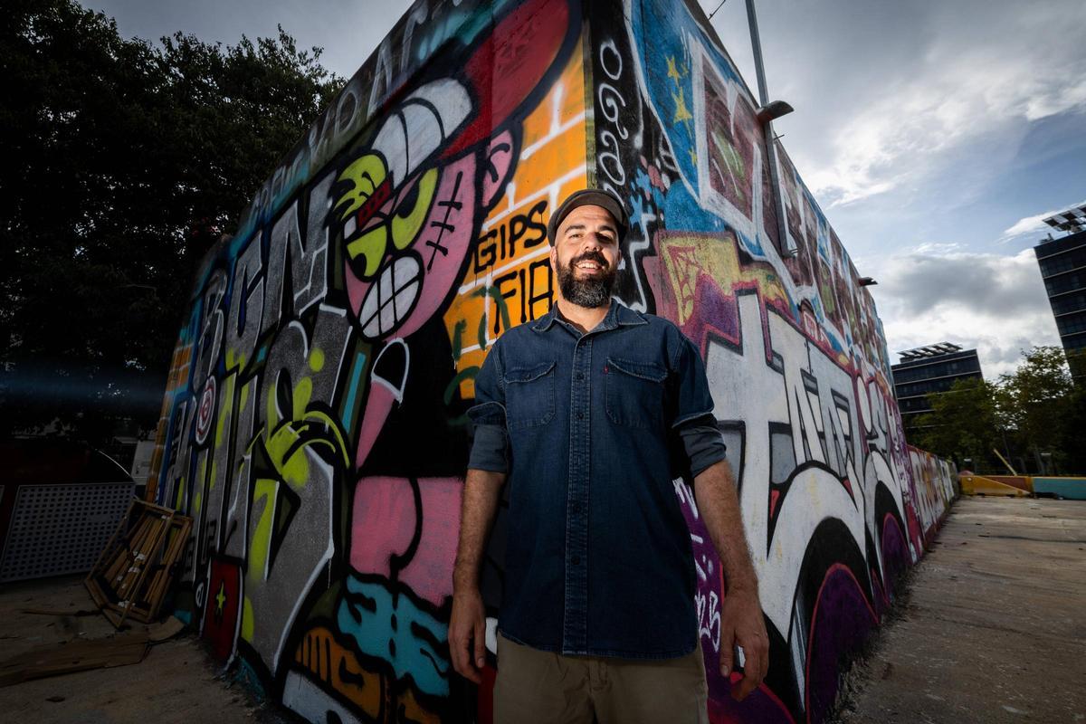 Marc Garcia, director de Rebobinart, en uno de los muros legales, situado junto a las Glòries