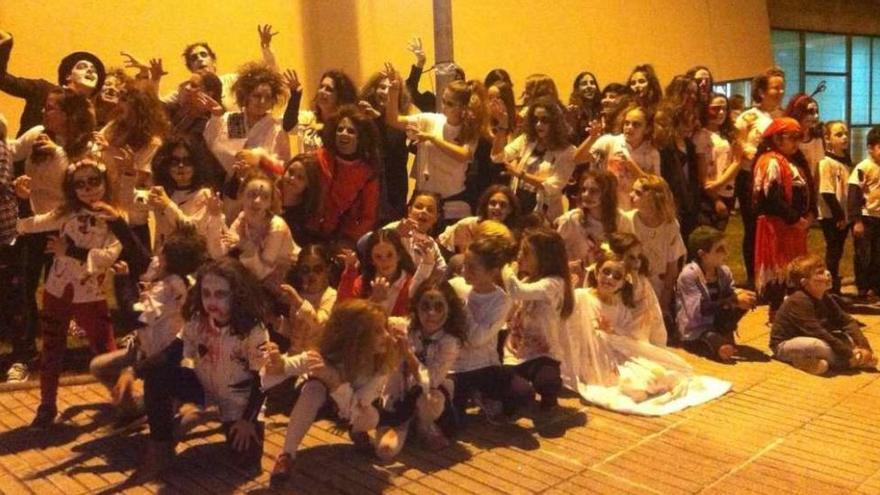 Los pequeños de Sada celebran el Halloween entre libros y zombis