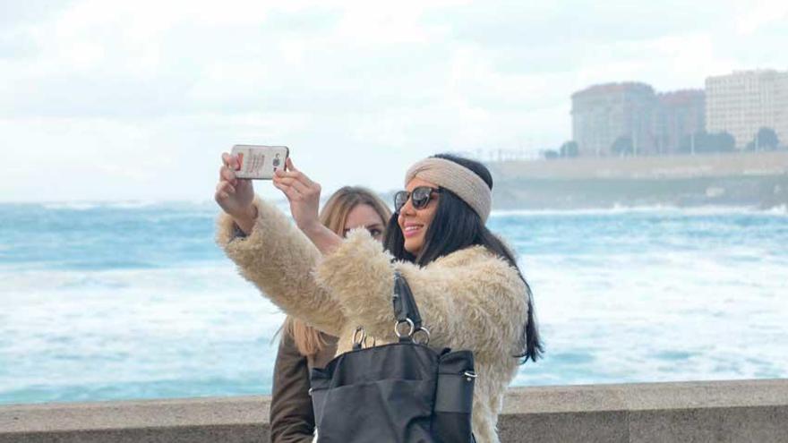 Dos mujeres se hacen un &#039;selfie&#039; en el paseo marítimo de A Coruña.